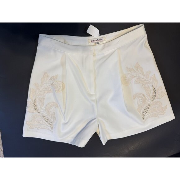 Jealous Tomato Shorts M Medium Ivory W Crochet Lace Trim NEW - Picture 2 of 9